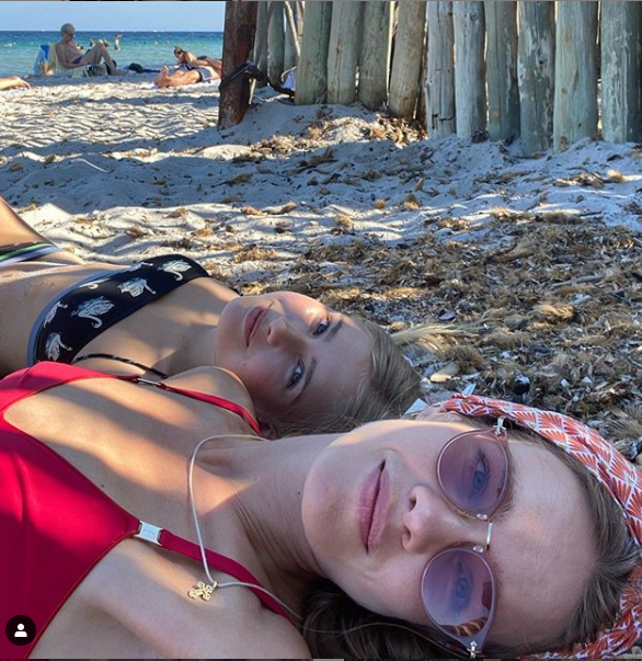 Наталья Водянова показали пляжное фото со своей дочкой