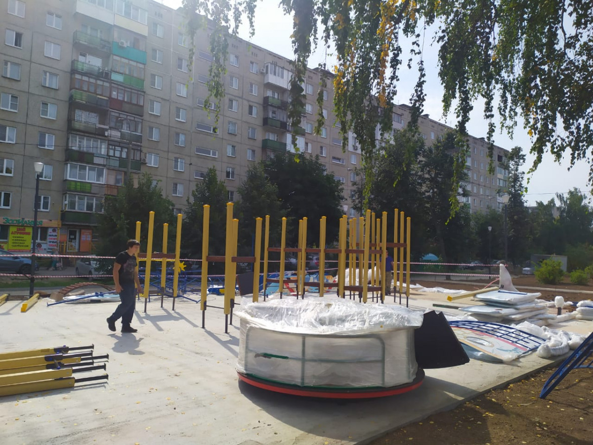 Детский игровой комплекс начали устанавливать в сквере на проспекте Кораблестроителей