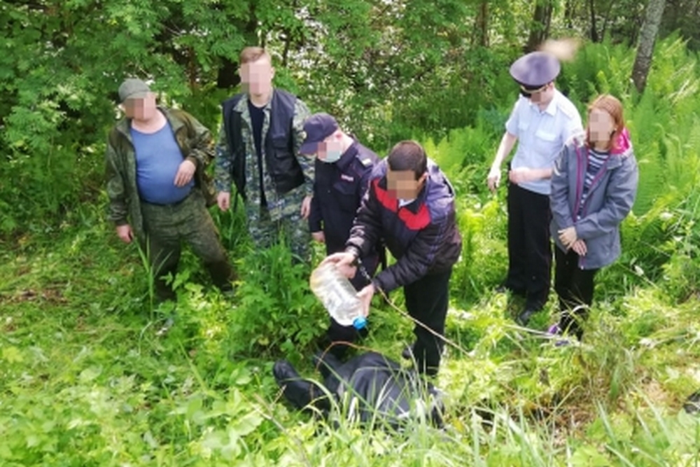 Двое жителей Бора избили и подожгли мужчину