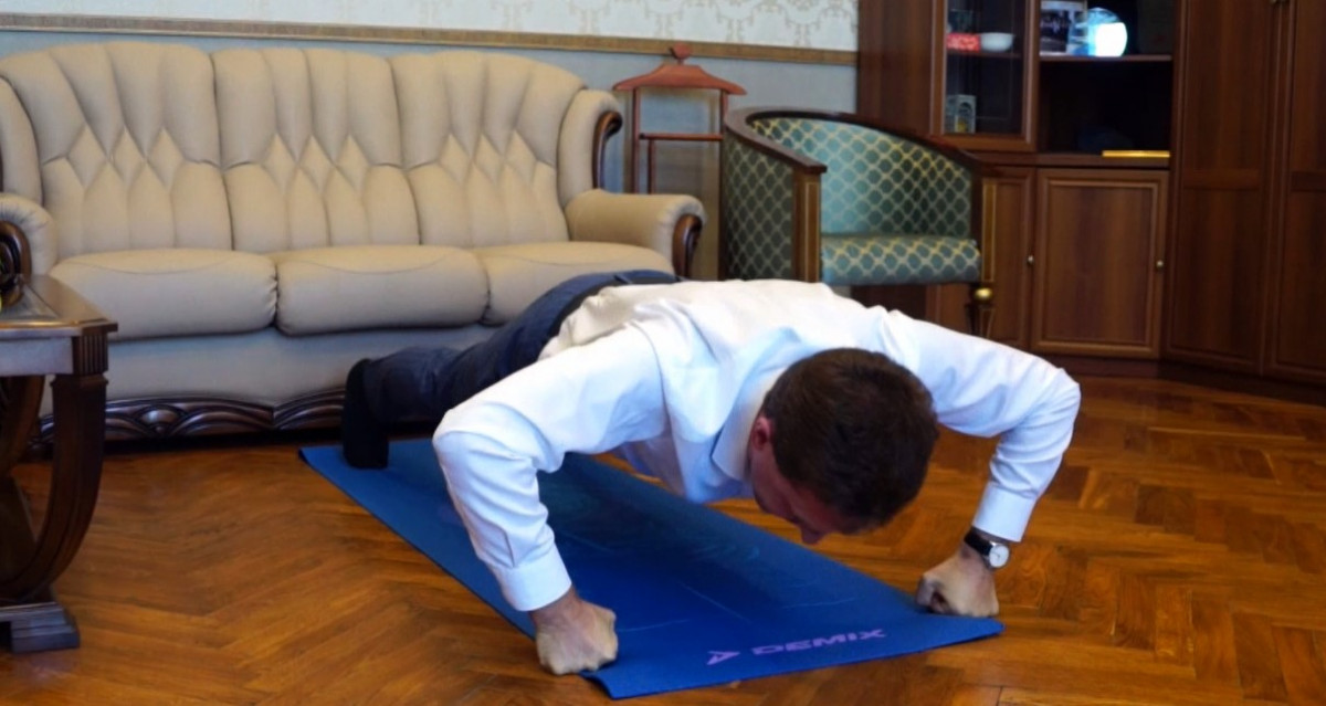 Ректор ПИМУ показал пять спортивных упражнений для офисных работников