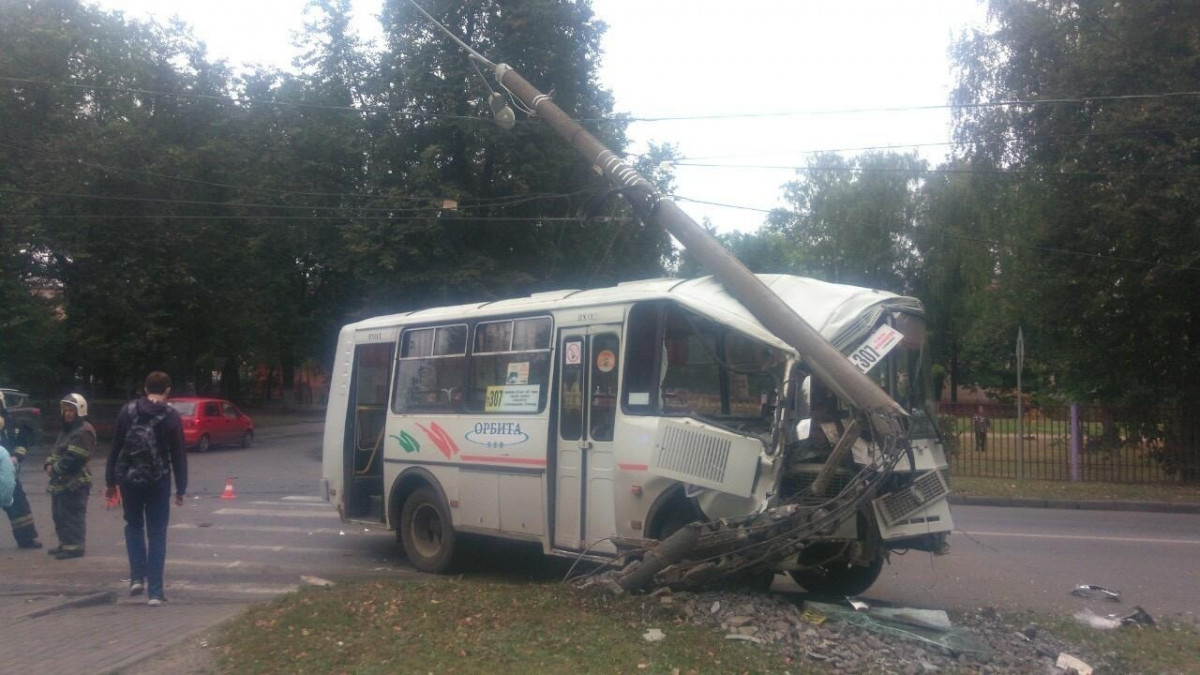 Междугородний автобус №307 въехал в столб на проспекте Ильича