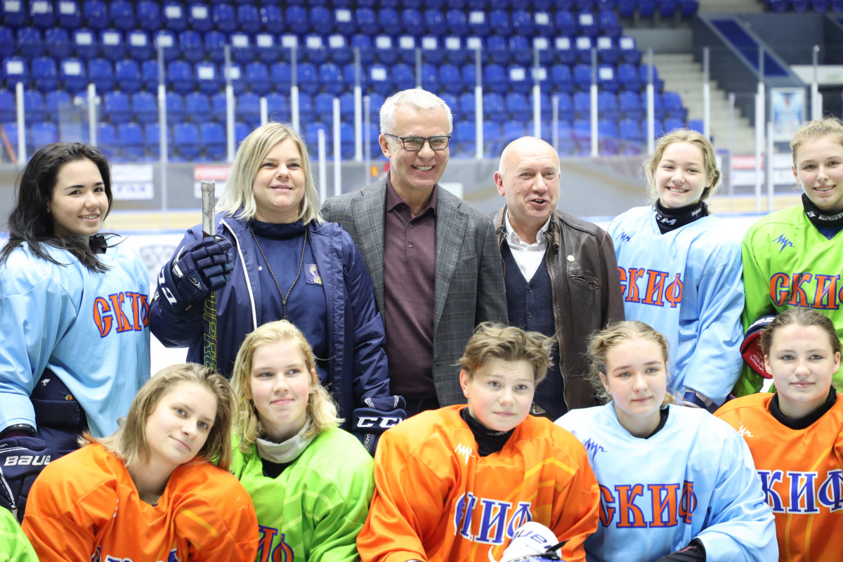 Фетисов встретился с воспитанницами хоккейного клуба «СКИФ»