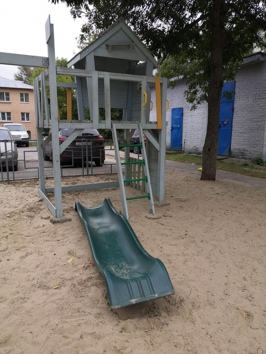 Горка развалилась под ребёнком на детской площадке в Канавинском районе