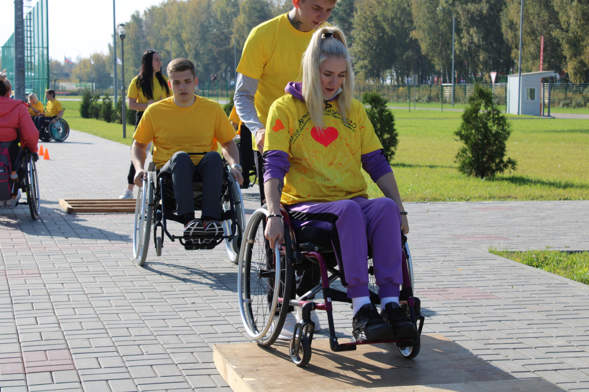 Обучение пользованию «активной» инвалидной коляской проходит в спортивном центре «Борский»