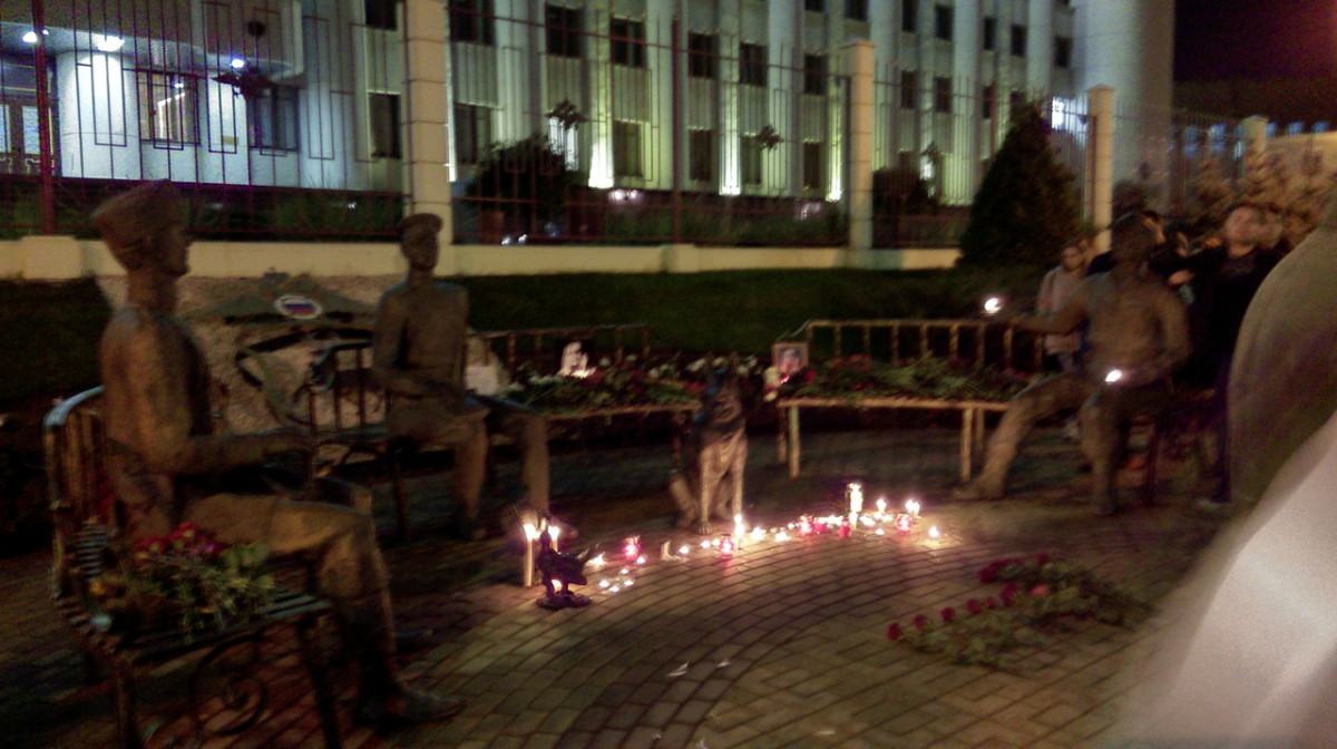 Нижегородцы несут к месту гибели Ирины Славиной цветы и свечи