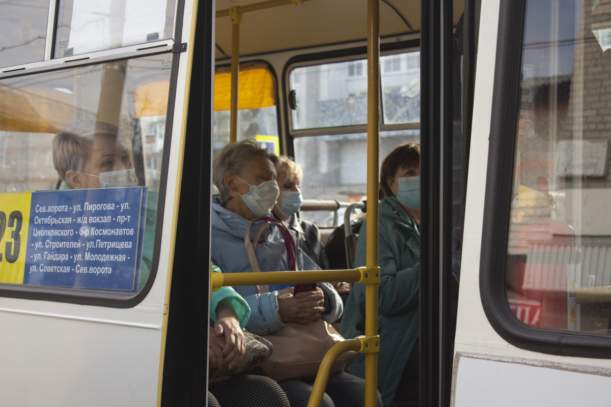 Дзержинская администрация проверила, носят ли маски в автобусах