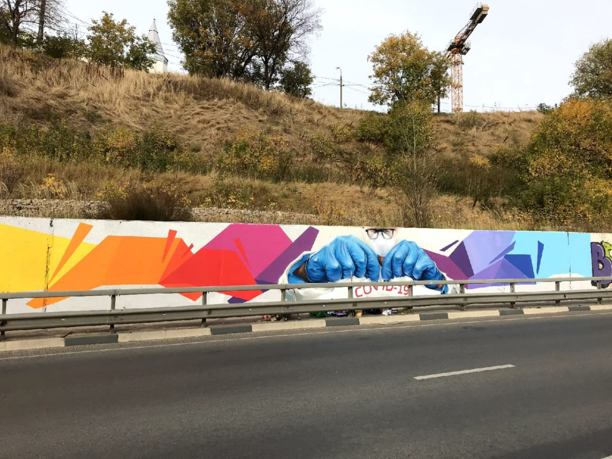 Граффити, посвященное борьбе с COVID-19, появилось на стене нижегородского метромоста
