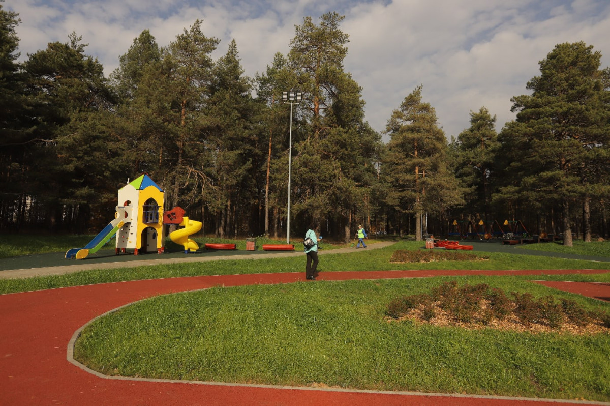В Дзержинске проверили выполнение работ по благоустройству парков