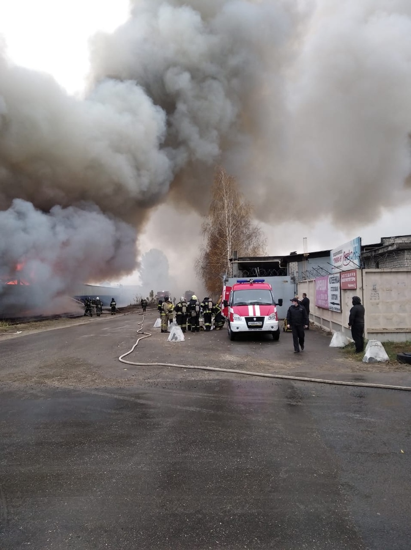 Пожарный поезд выдвигается для тушения складов в Нижнем Новгороде