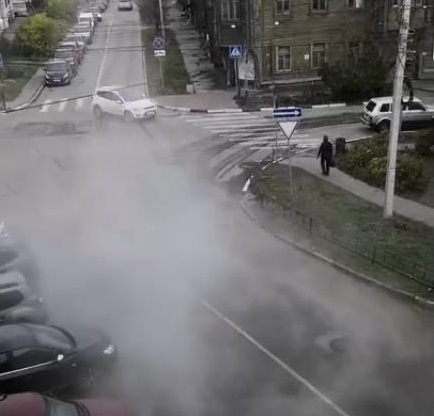Фонтан кипятка забил из-под земли в Нижнем Новгороде