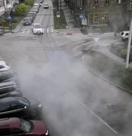 Причину возникновения фонтана кипятка на Славянской устранят до конца дня