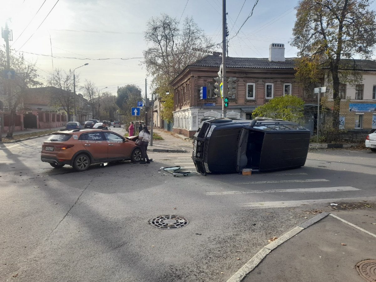 УАЗ перевернулся на дороге в Нижнем Новгороде