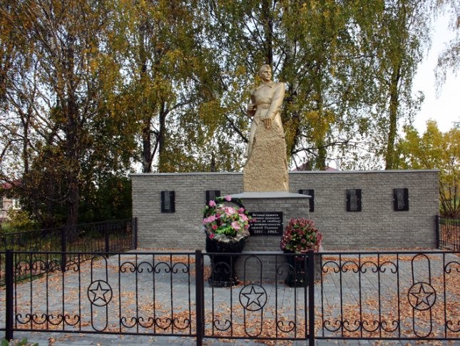 Памятник погибшим воинам привели в порядок в Сосновском районе