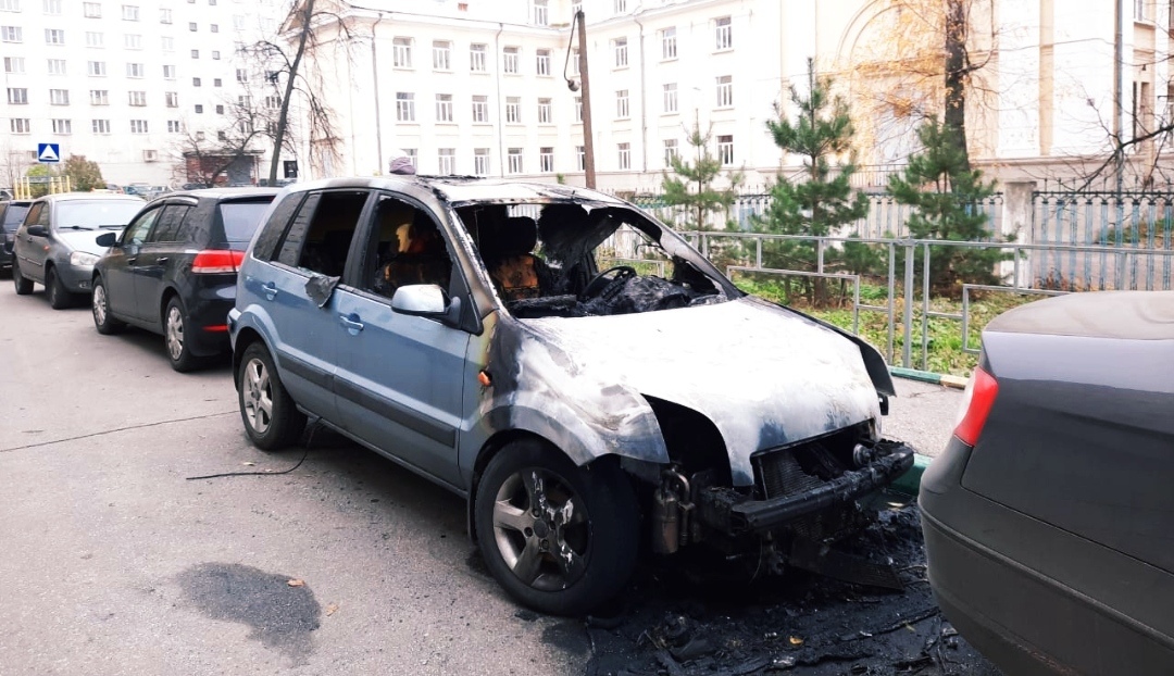 «Форд» сгорел на улице Совнаркомовской в Нижнем Новгороде