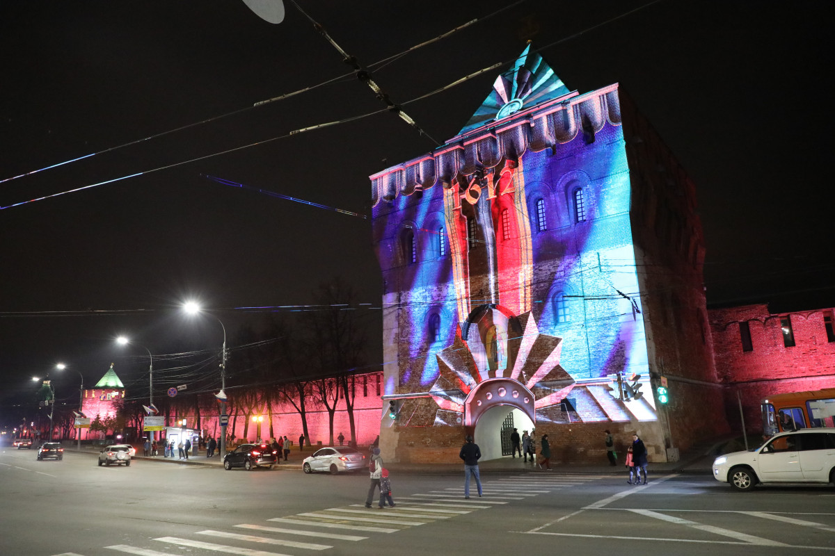 Праздничную подсветку включили на Дмитриевской башне в День народного единства