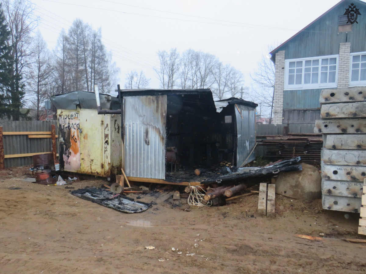 Мужчина сгорел в строительном вагоне в поселке Пижма