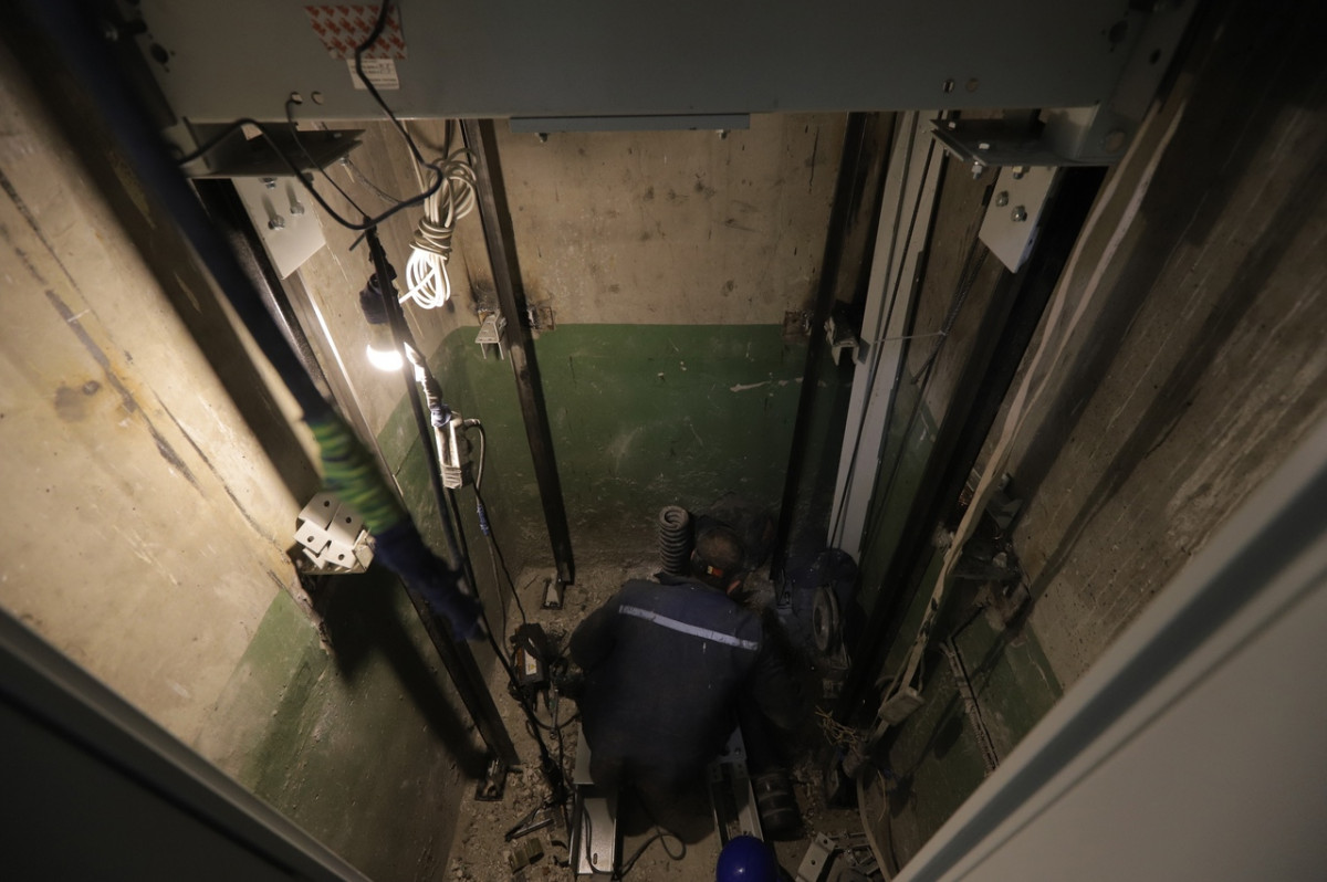 Носков проверил выполнение работ по замене лифтового оборудования в Дзержинске