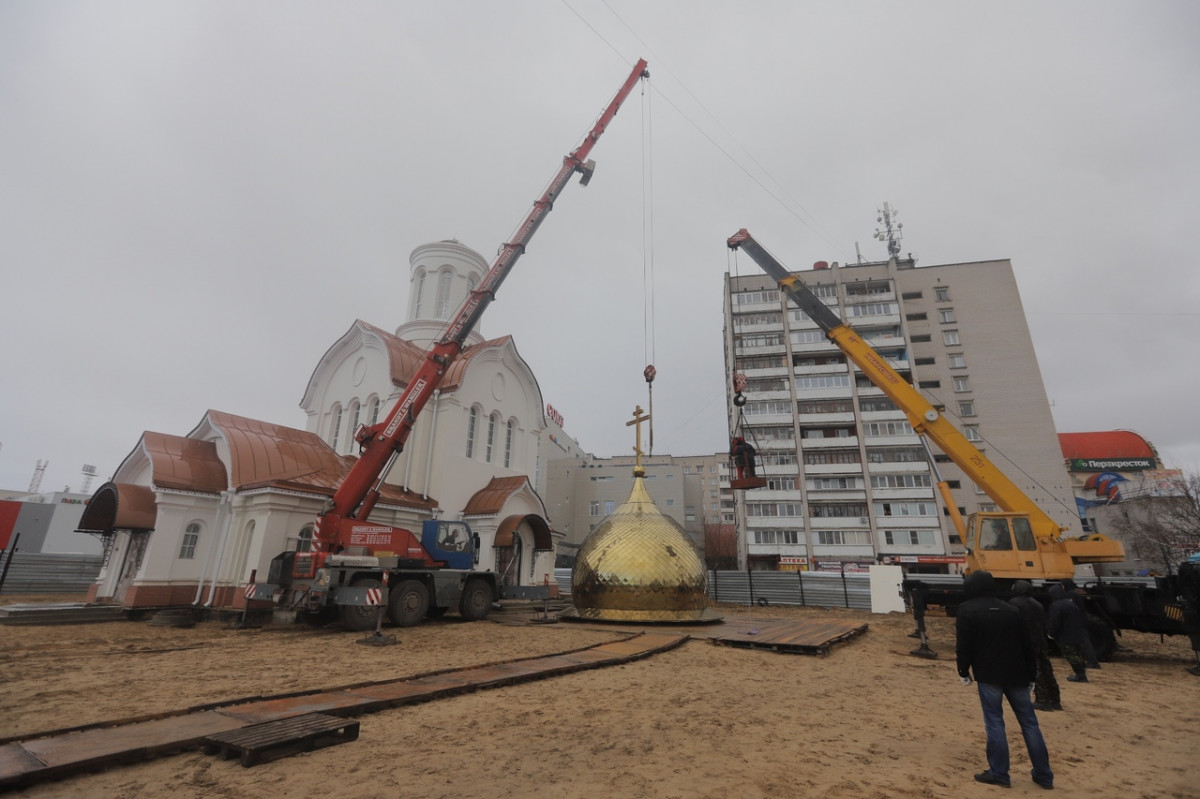 Купол с крестом установили на храм Святителя Николая в Дзержинске
