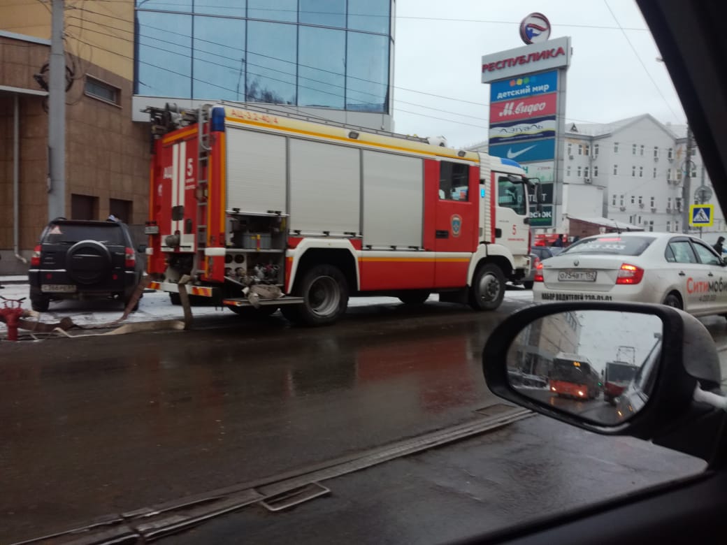 Более 100 человек эвакуировали из ТЦ «Республика» из-за звонка о бомбе