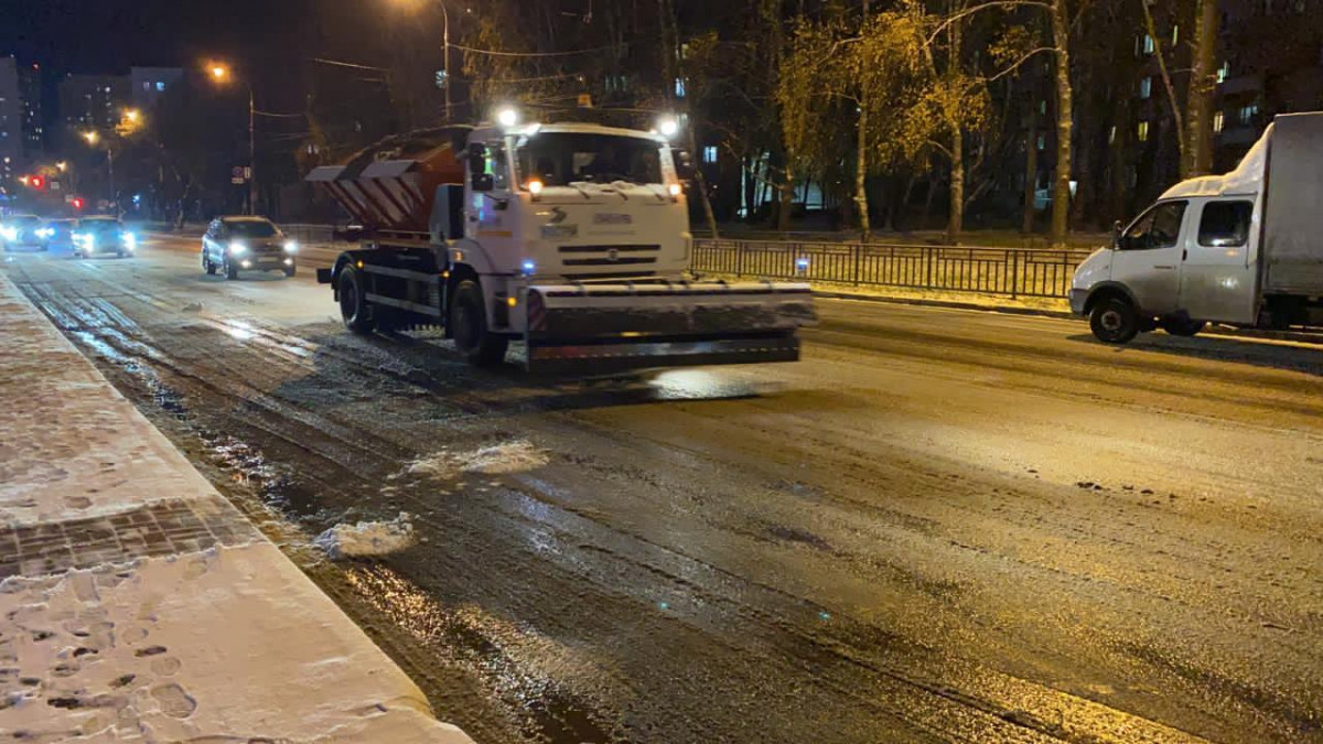 Почти 240 единиц техники вышли на уборку снега в Нижнем Новгороде
