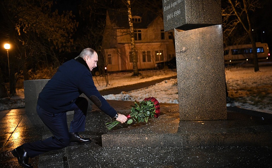 Владимир Путин возложил цветы к памятнику Харитону в Сарове
