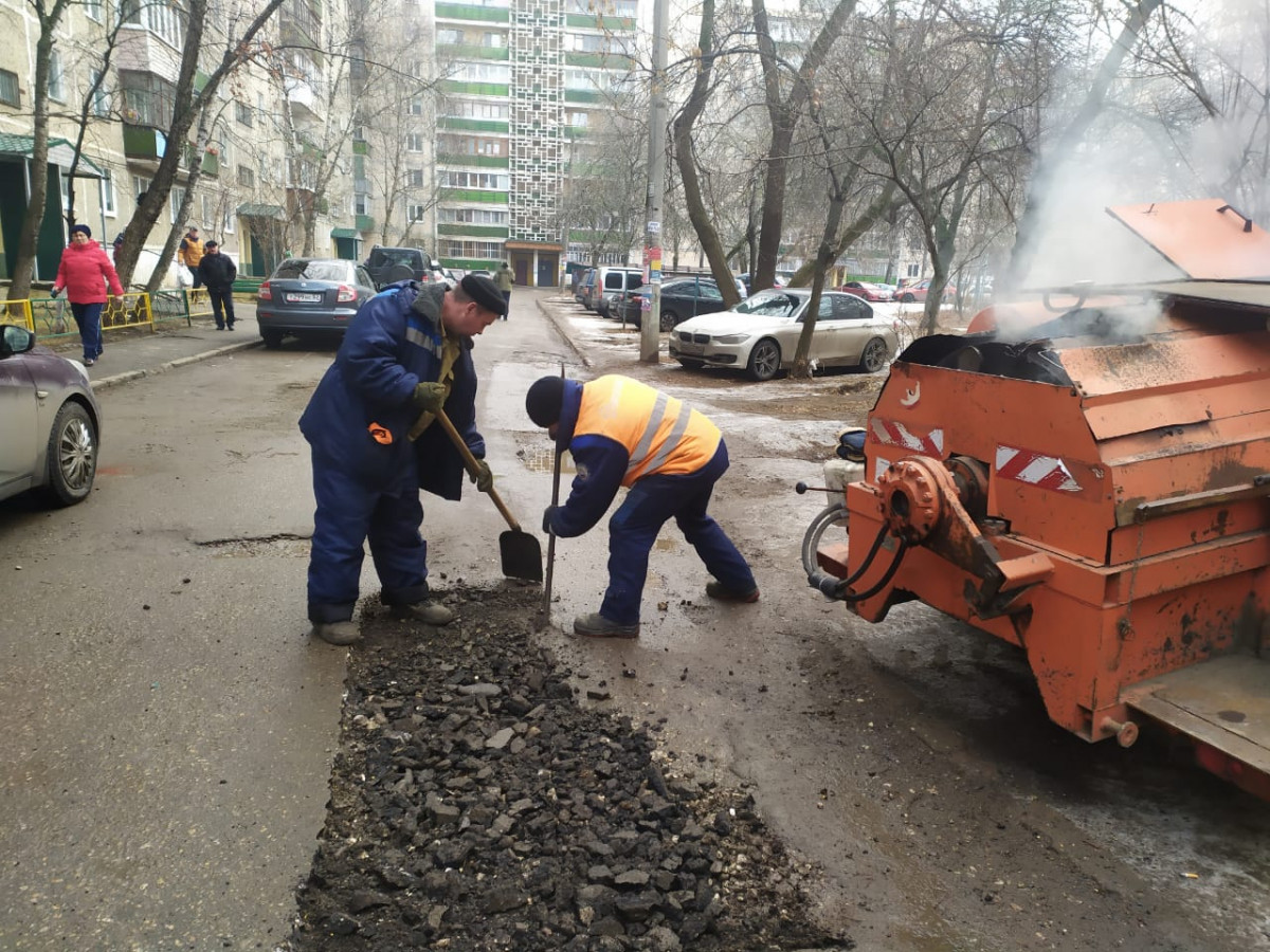 Ямочный ремонт дорог «по-зимнему» проводят в Сормове