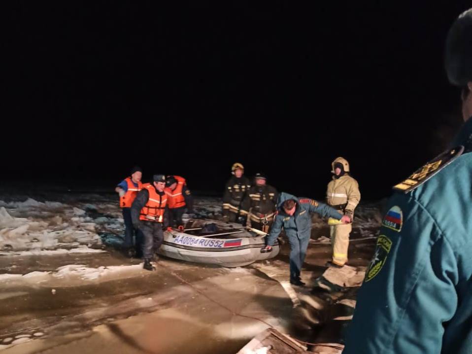 Спасатели сняли девочку со льдины в Кстовском районе
