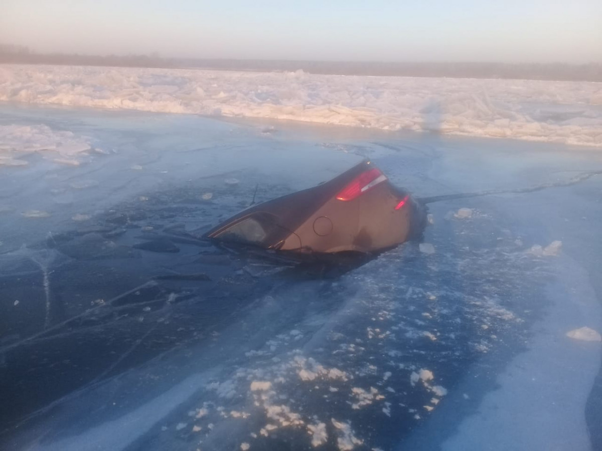«Киа Рио» провалился под лед на Волге в Нижегородской области