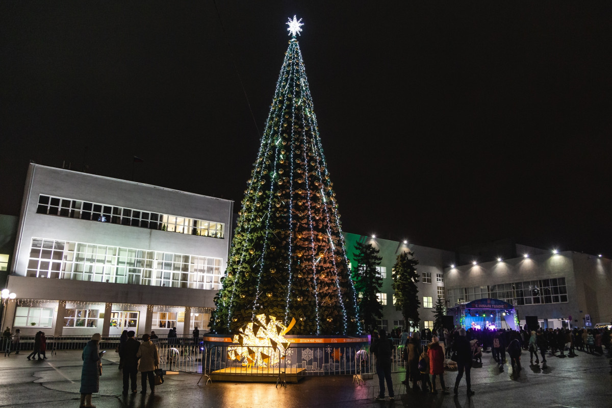 На центральной площади Дзержинска началась установка главной новогодней ели