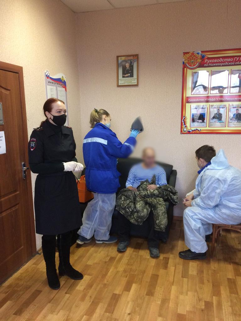 Сотрудница ГИБДД оказала помощь потерявшему сознание мужчине в Павлове