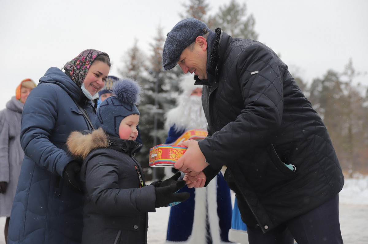 Иван Носков поздравил победителей городского конкурса елочных игрушек