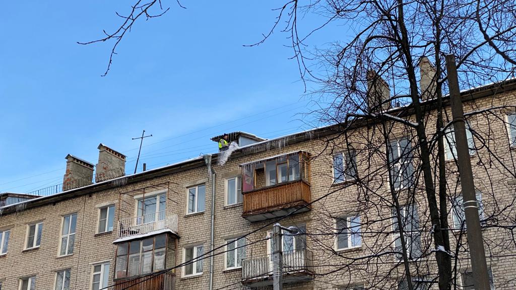 215 человек ежедневно убирают придомовые территории Московского района