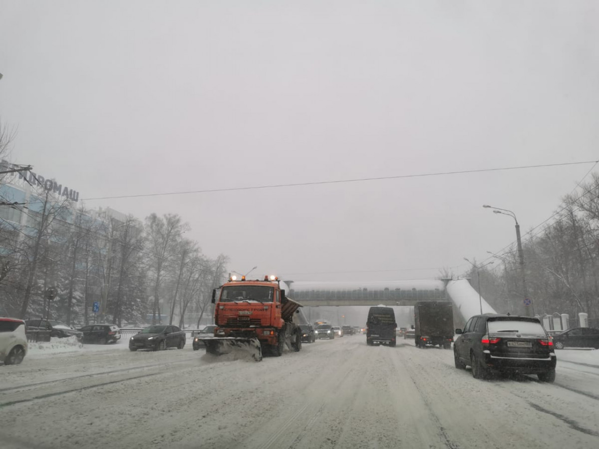 Дорожные службы Нижнего Новгорода работают в усиленном режиме из-за снегопада