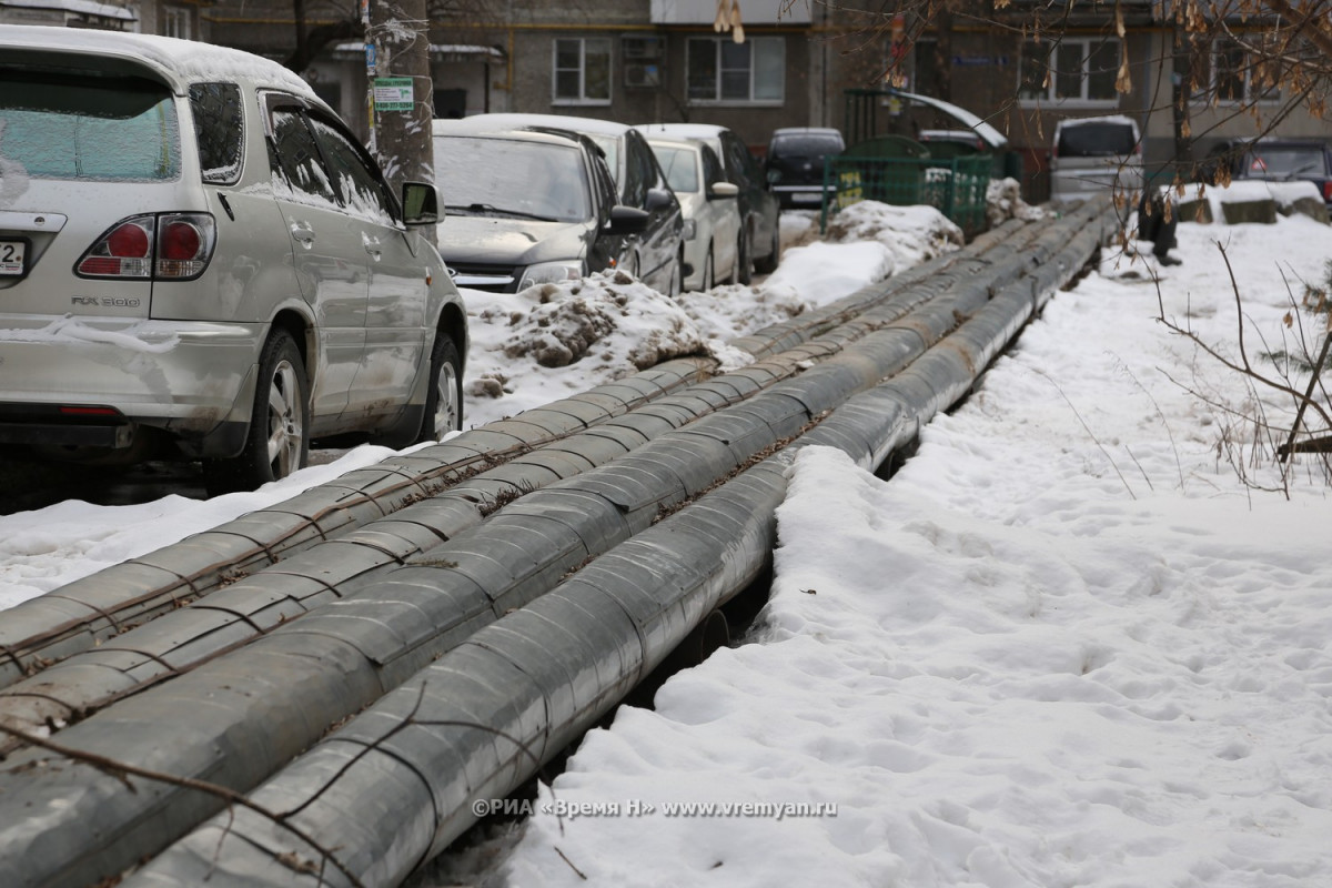 Автомобиль частично провалился в яму в Автозаводском районе