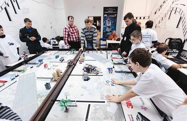 Нижегородские школьники изобрели «умный» браслет и робота-транспортировщика