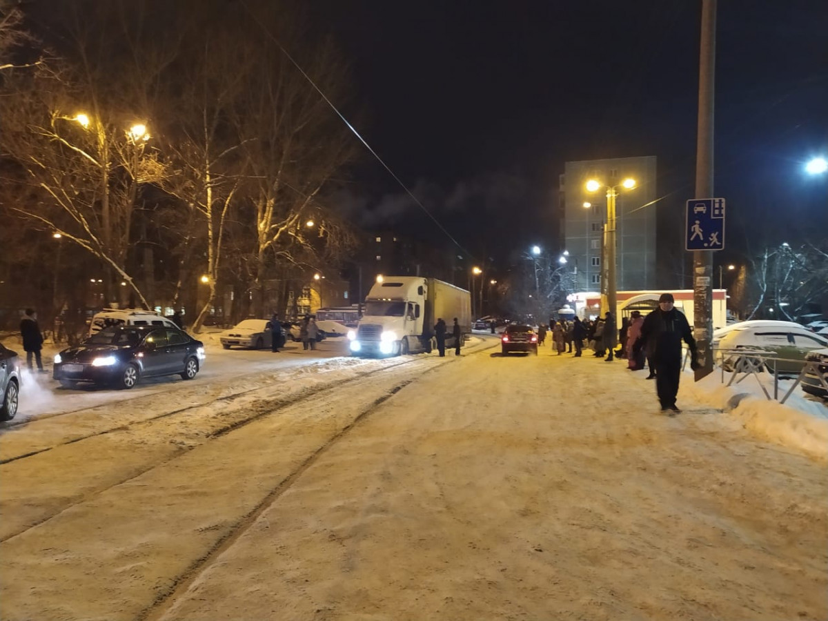 Фура перекрыла движение трамваев в Сормовском районе