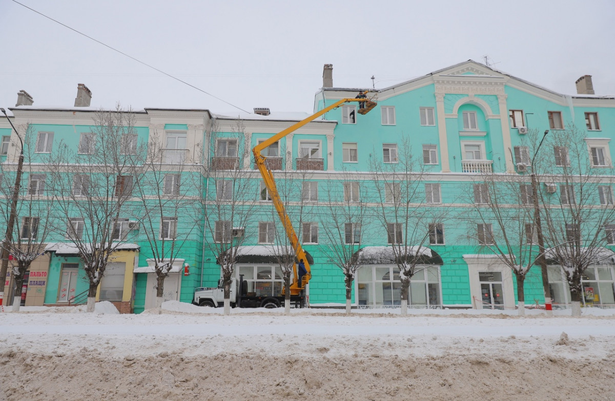 Коммунальные службы очистили от наледи более 200 зданий Дзержинска