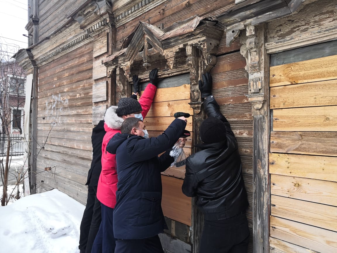 Старинному дому на улице Нижегородской вернули резной наличник