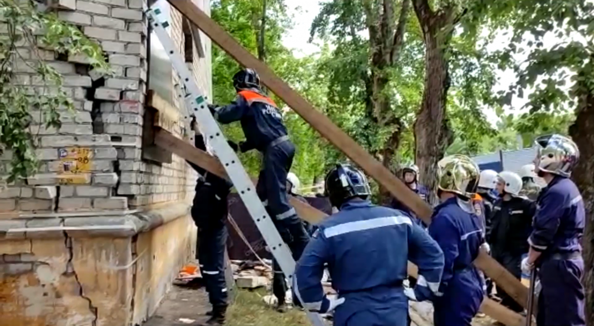 Спасатели обследуют взорвавшийся дом на Светлоярской