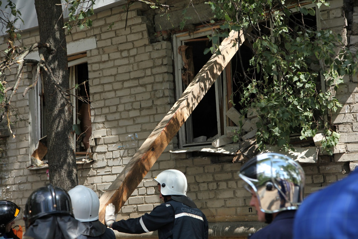 Опубликованы фото с места взрыва газа на улице Светлоярской