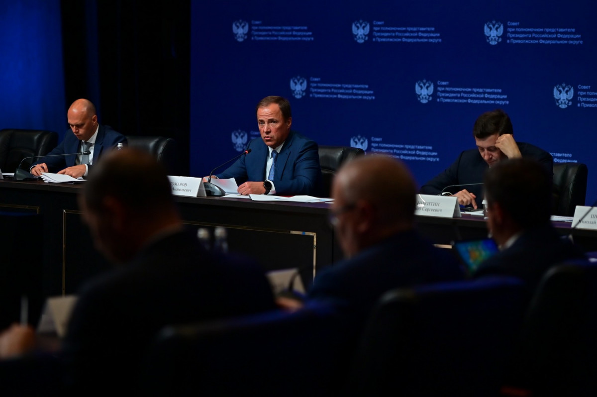 Комаров провел заседание Совета при полпреде президента РФ в ПФО