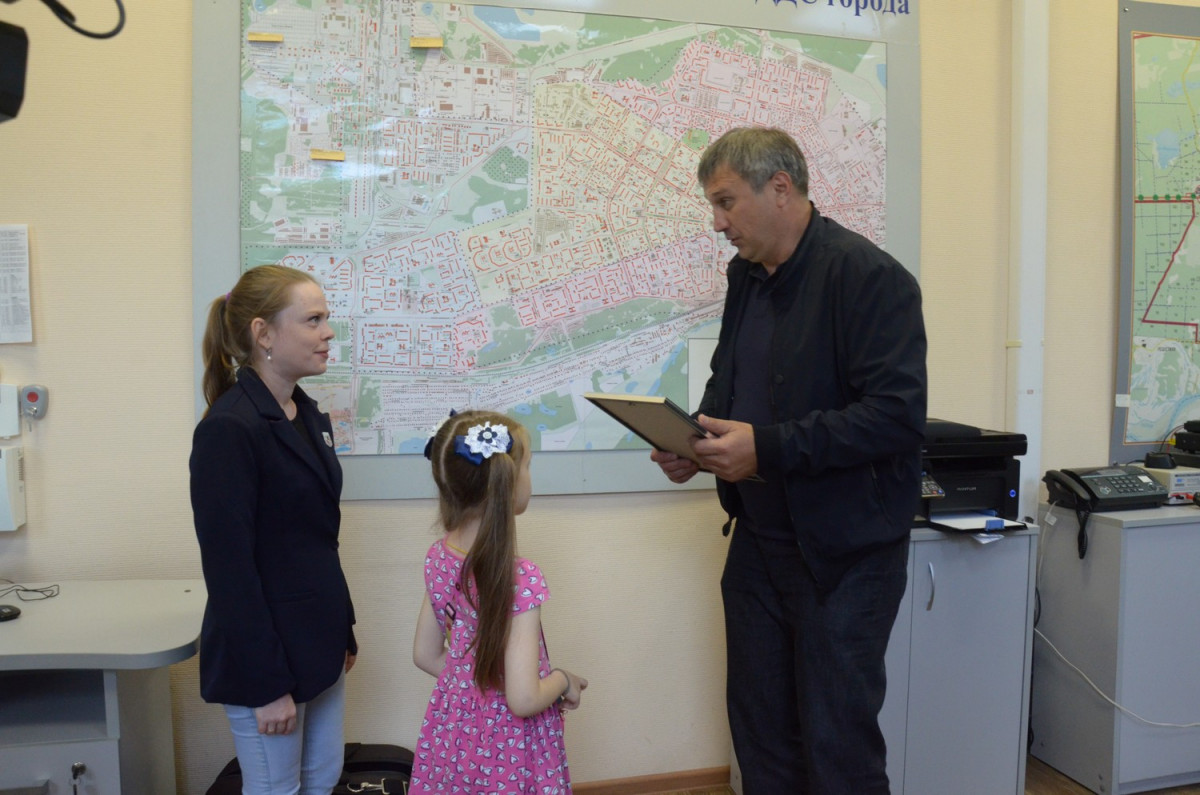 Глава Дзержинска вручил благодарственное письмо социальному участковому за предотвращение ЧС