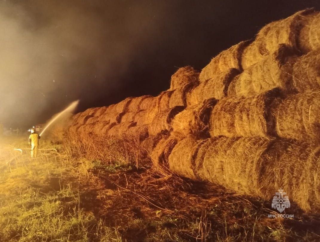 500 квадратных метров сена горит в Нижегородской области