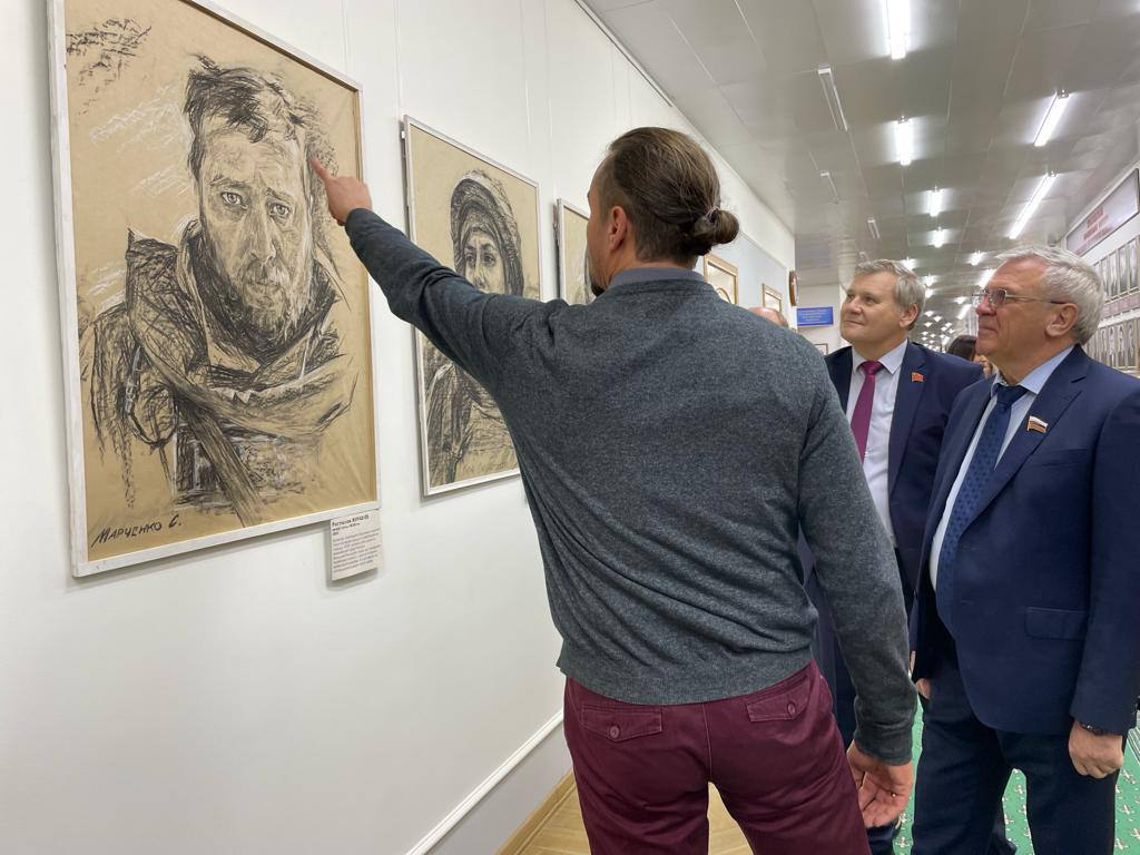 Выставка графических портретов героев СВО открылась в здании Законодательного собрания региона