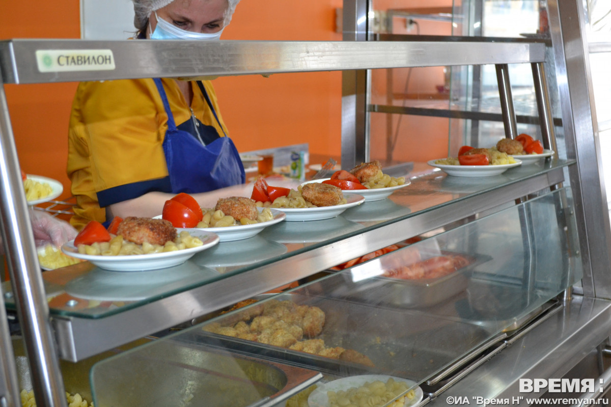 Нижегородцам показали, чем кормят в лучшей школьной столовой города