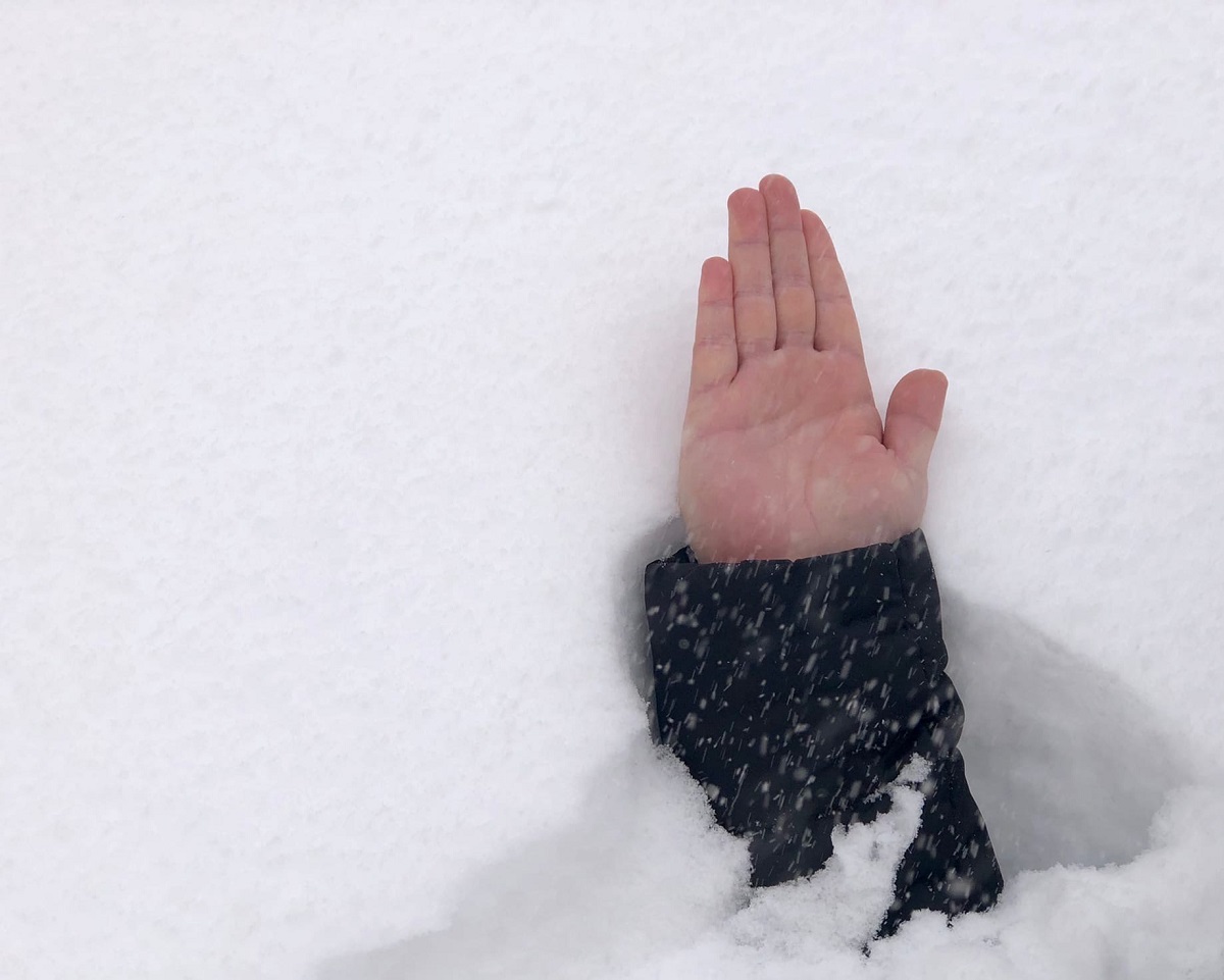 Свыше 120 человек и 80 единиц спецтехники убирают снег в Дзержинске