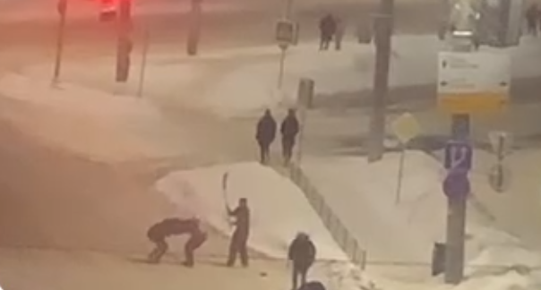 Четверо «бойцов» устроили драку с применением лопаты на Советской площади