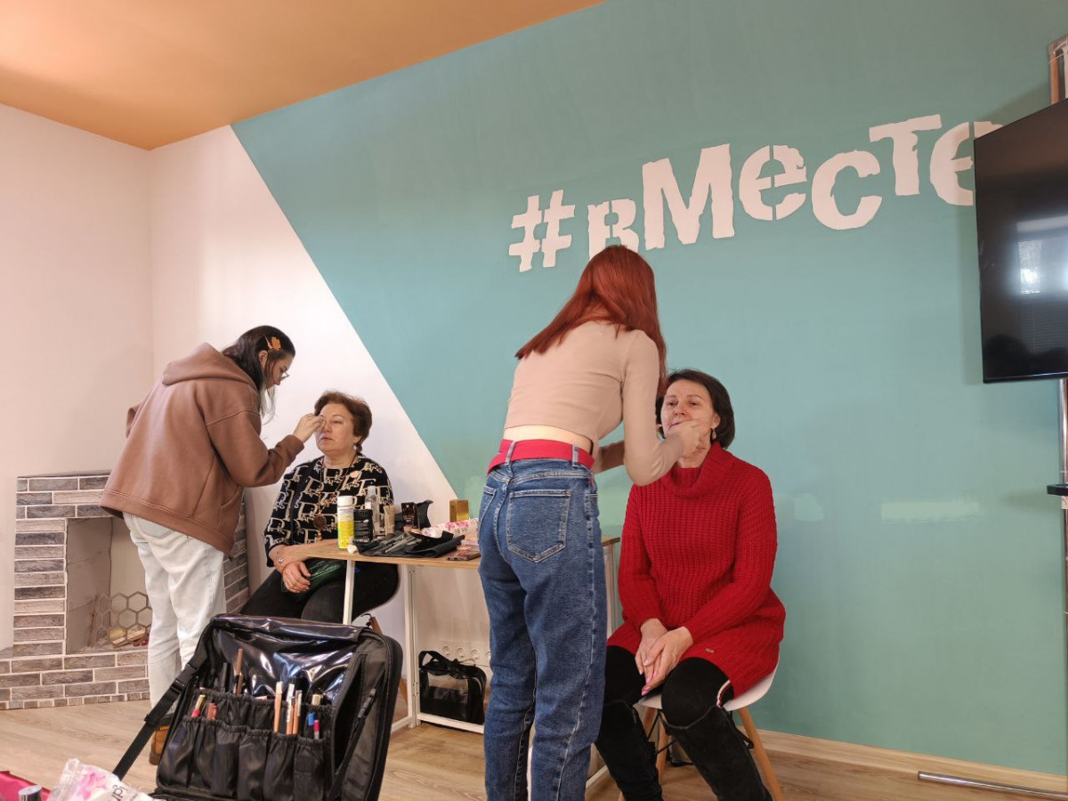Мастер-классы по макияжу и причёскам для нижегородок старшего проводят в соседском центре Ленинского района Нижнего Новгорода