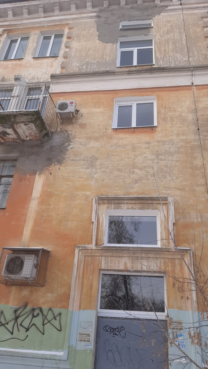 Окна в подъезде дома в Дзержинске заменили после крупного штрафа от Госжилинспекции Нижегородской области