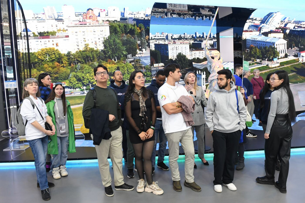 Зарубежные участники Всемирного фестиваля молодежи заканчивают знакомство со страной на выставке-форуме «Россия»